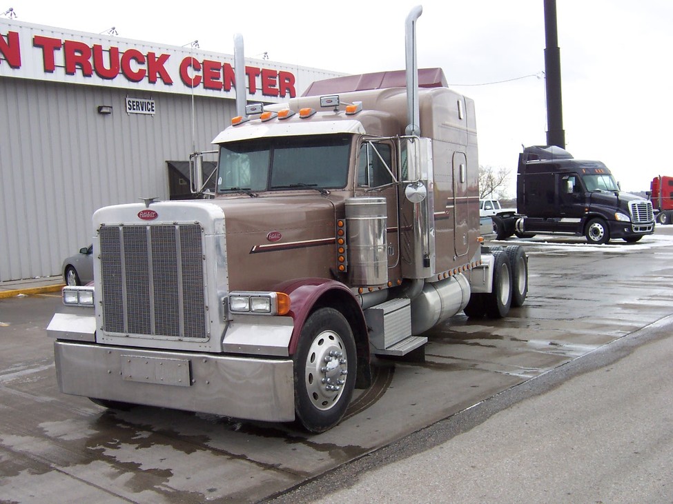 2001 Peterbilt 379 379 EX. HOOD StockNum: LTC930 ...